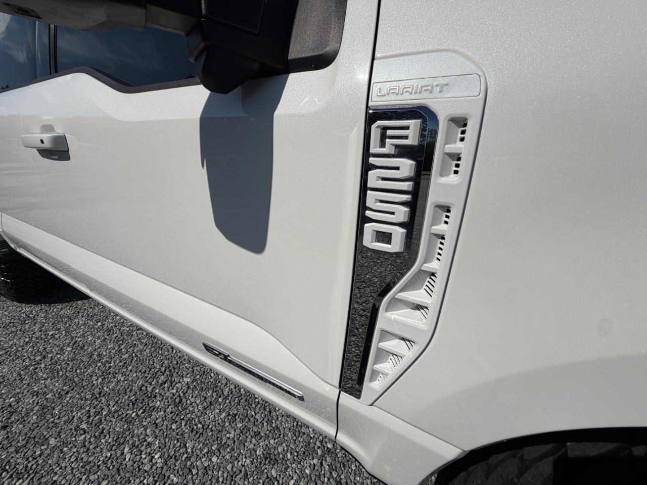 Ford F-250 SD Lariat Crew Cab 4WD 2023