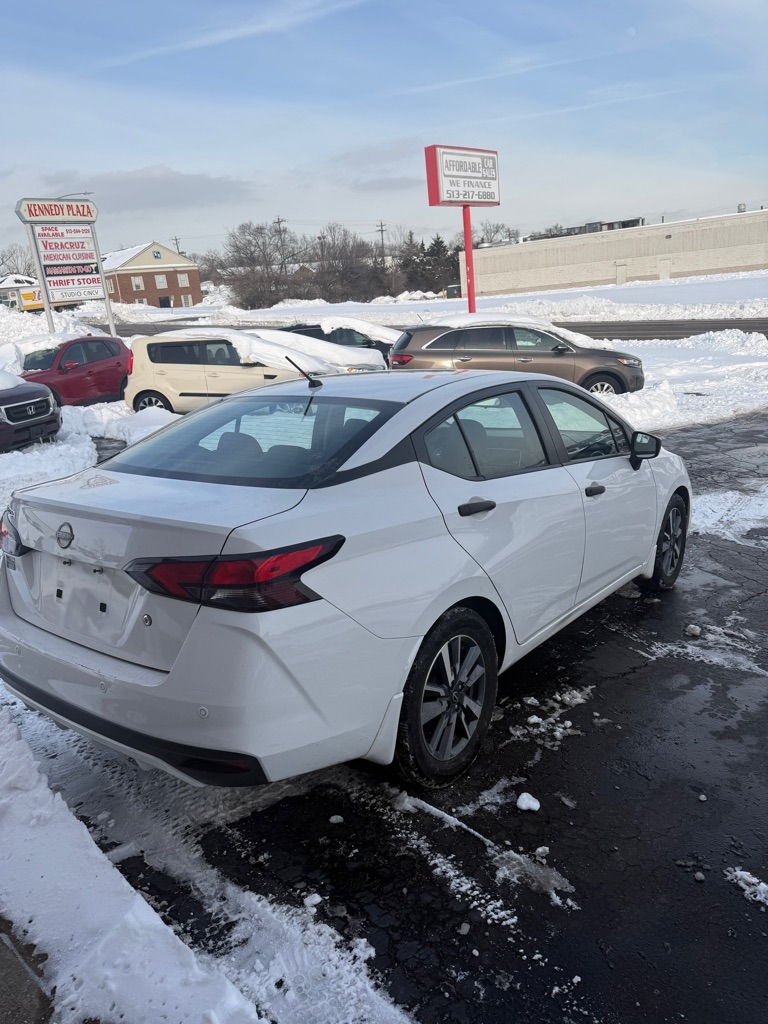 Nissan Versa  2023