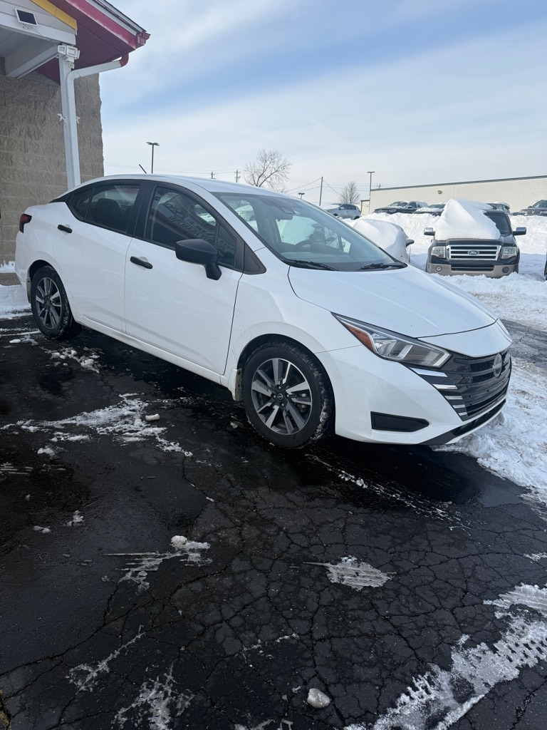 Nissan Versa  2023