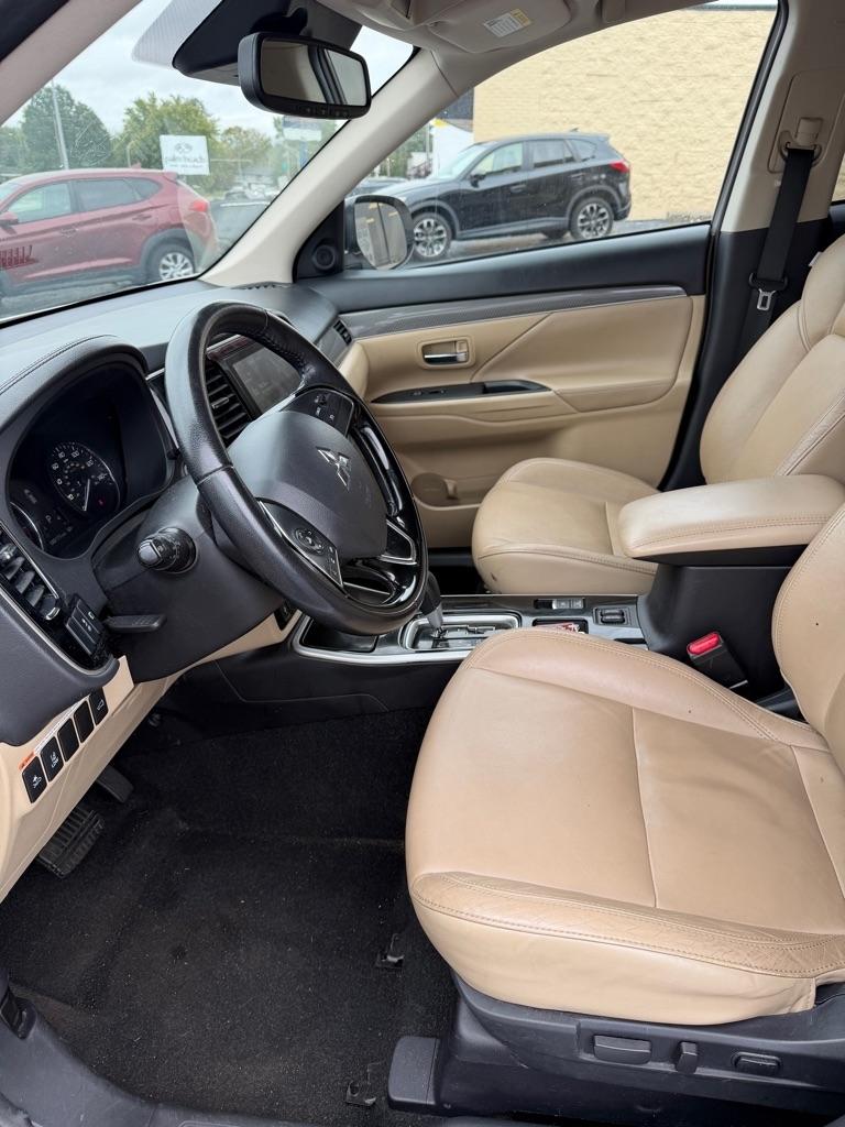 Mitsubishi Outlander  2020