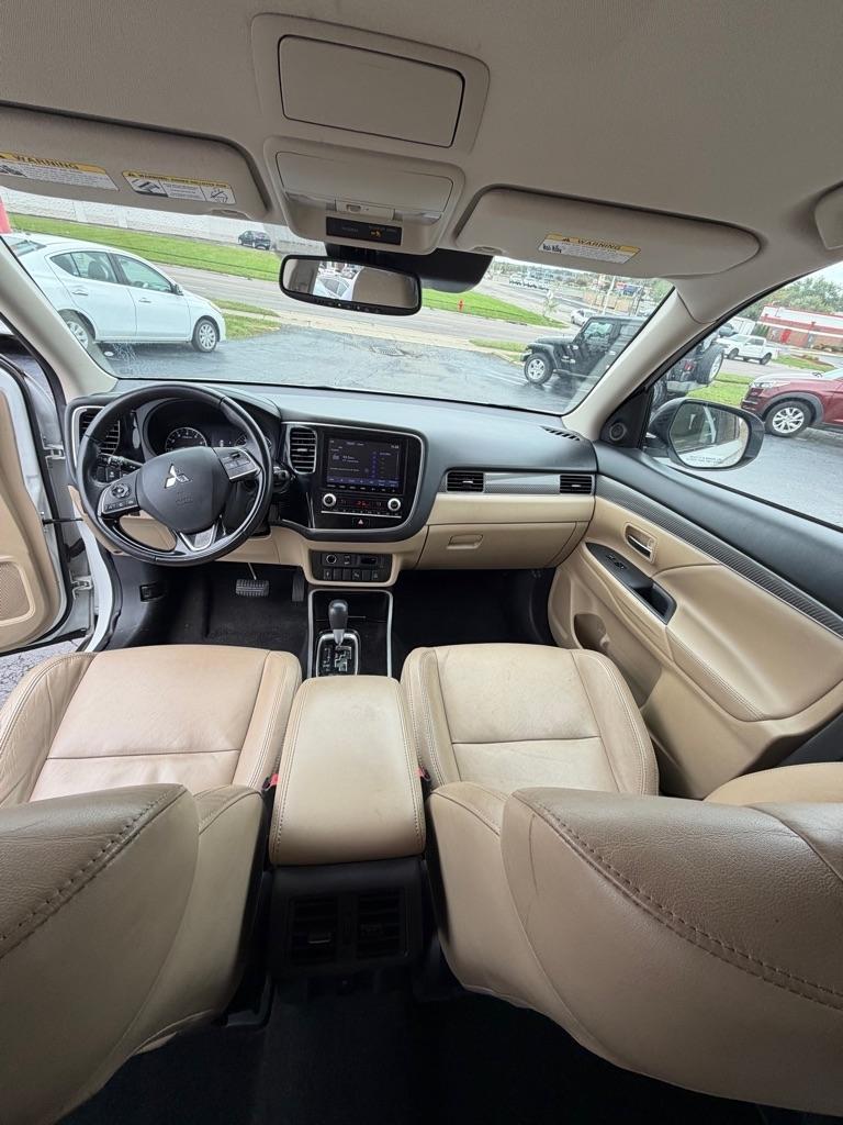 Mitsubishi Outlander  2020