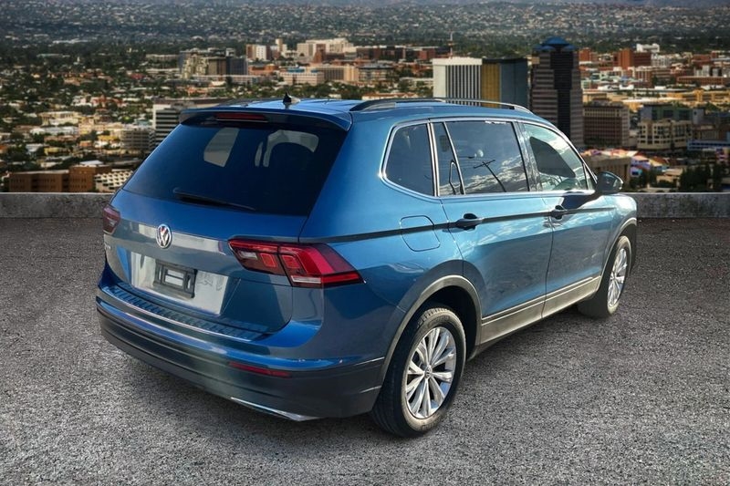 2019 Volkswagen Tiguan SEL R-Line photo 2