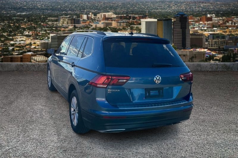 2019 Volkswagen Tiguan SEL R-Line photo 4
