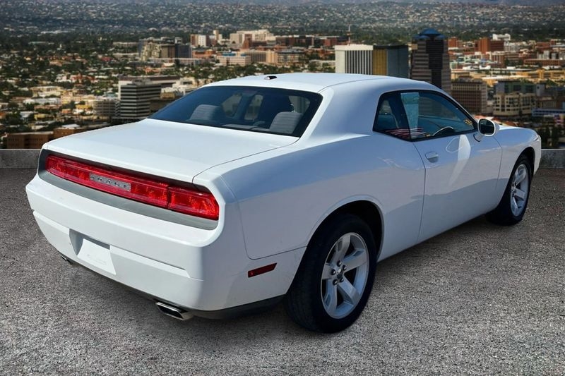 2014 Dodge Challenger SXT photo 4