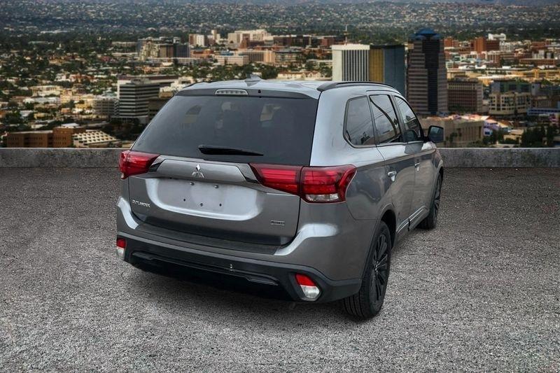 Mitsubishi Outlander  2020