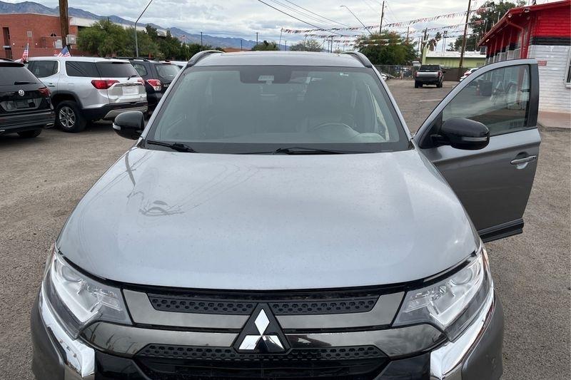 Mitsubishi Outlander  2020