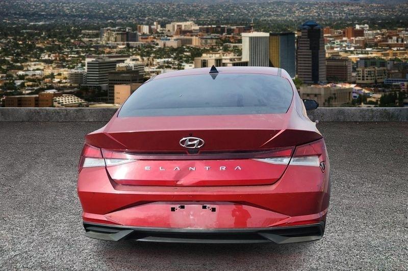 Hyundai Elantra  2021