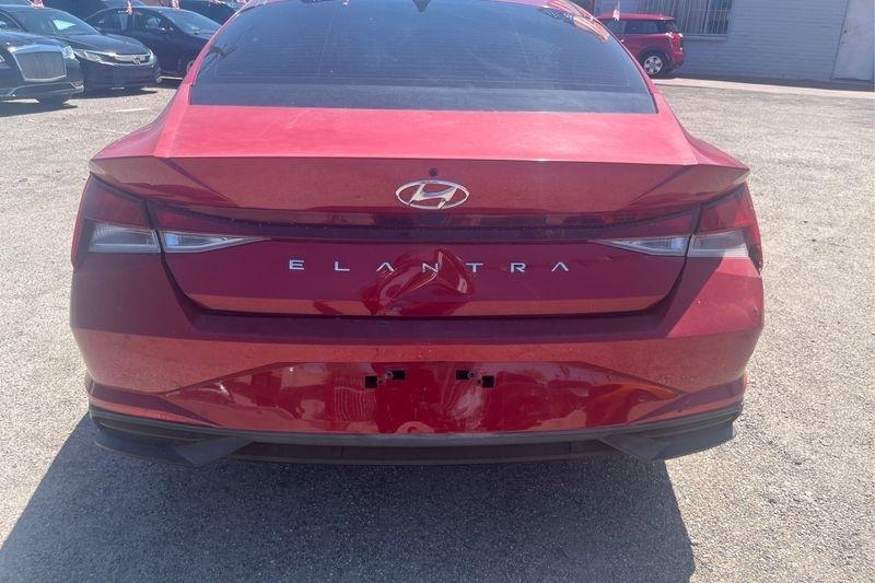 Hyundai Elantra  2021