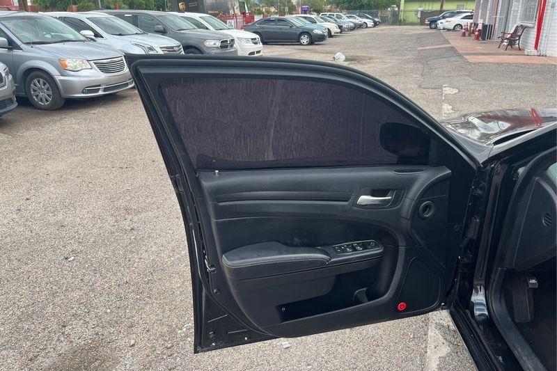 Chrysler 300 photo 17