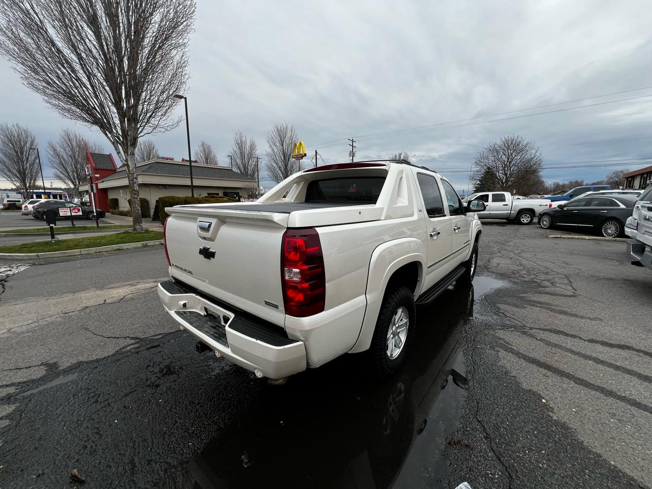 Chevrolet Avalanche LTZ 4WD 2011