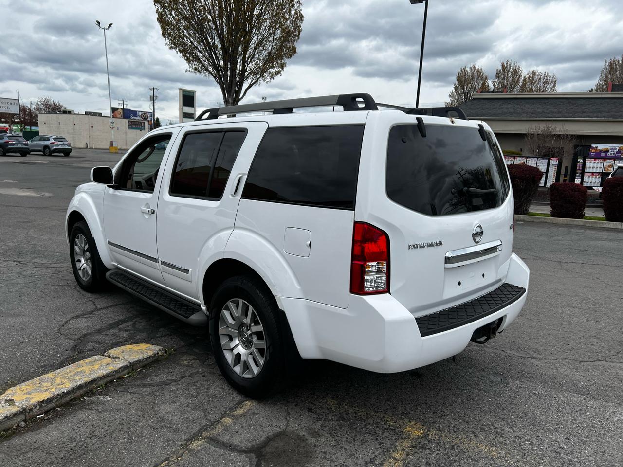 Nissan Pathfinder LE 4WD 2012