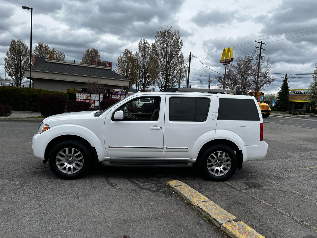 Nissan Pathfinder LE 4WD 2012
