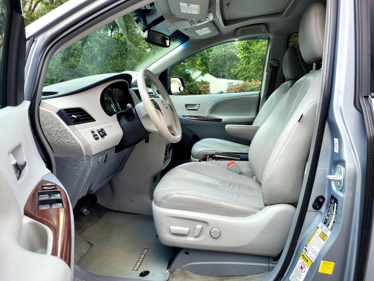 Toyota Sienna XLE FWD 8-Passenger V6 2014 Toyota Sienna XLE FWD 8-Passenger V6 2014