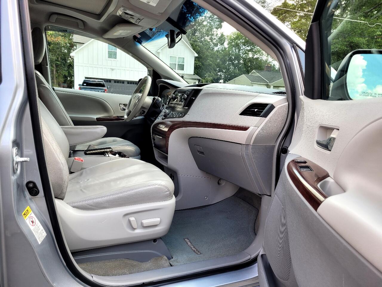 Toyota Sienna XLE FWD 8-Passenger V6 2014 Toyota Sienna XLE FWD 8-Passenger V6 2014