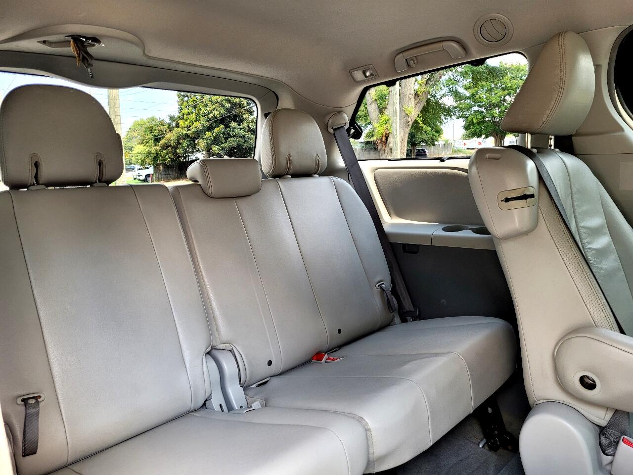 Toyota Sienna XLE FWD 8-Passenger V6 2014 Toyota Sienna XLE FWD 8-Passenger V6 2014