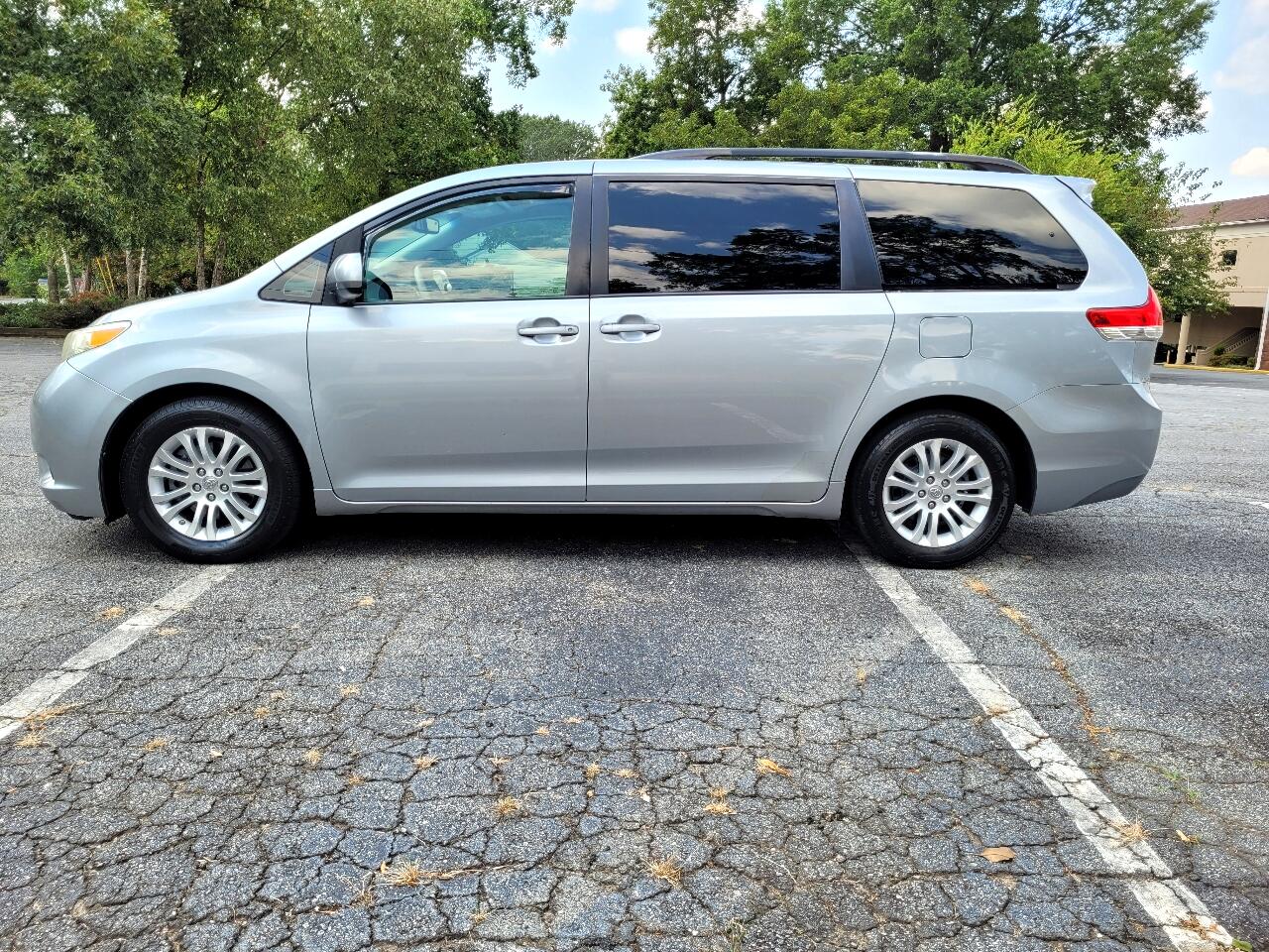 Toyota Sienna XLE FWD 8-Passenger V6 2014 Toyota Sienna XLE FWD 8-Passenger V6 2014
