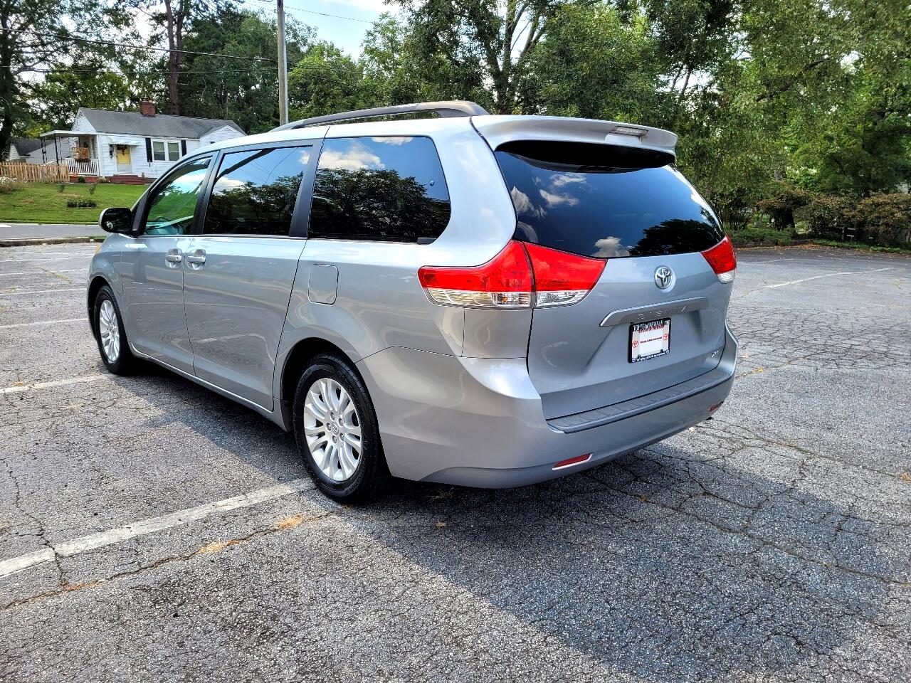 Toyota Sienna XLE FWD 8-Passenger V6 2014 Toyota Sienna XLE FWD 8-Passenger V6 2014