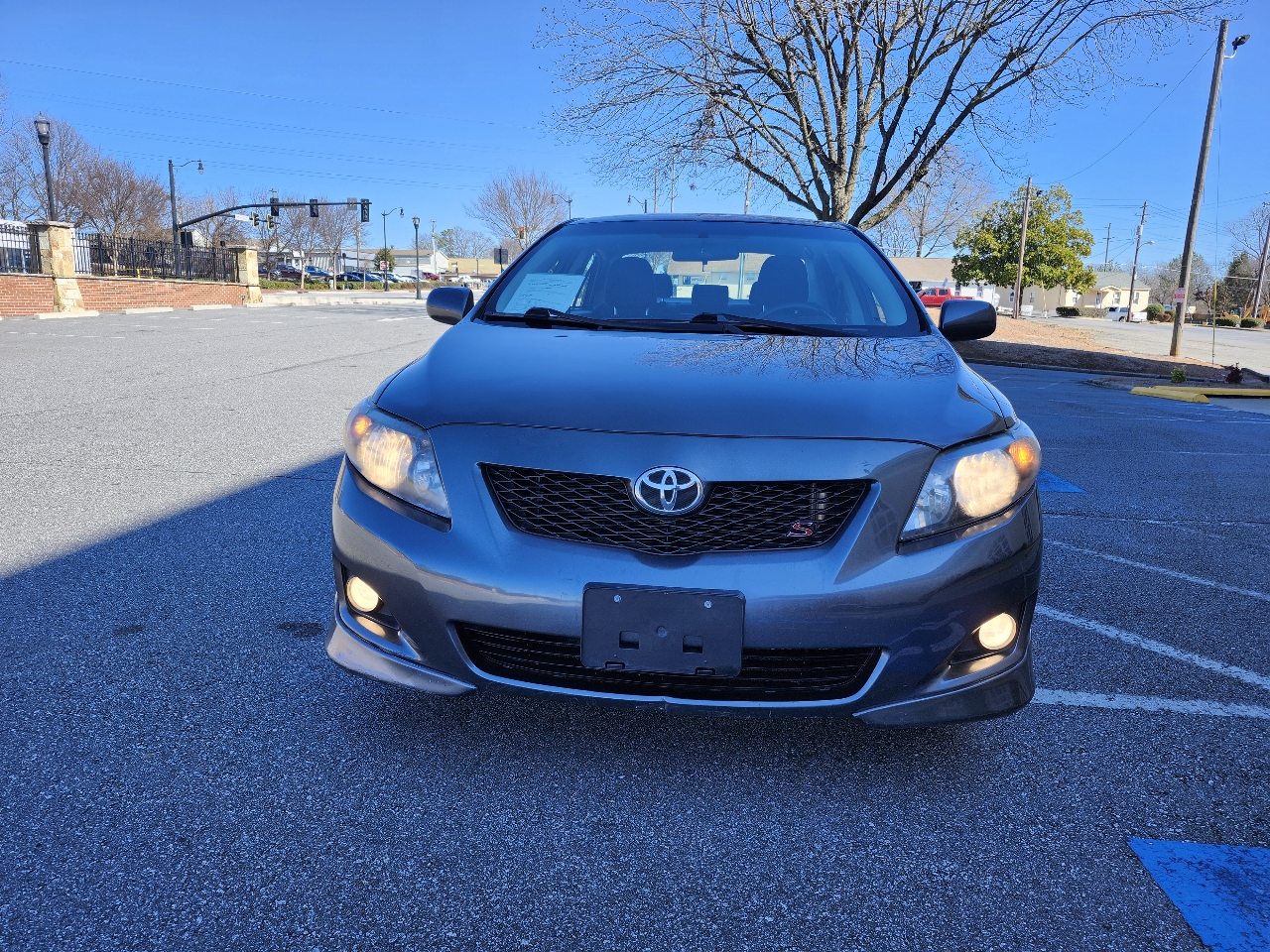 Toyota Corolla Base 5-Speed MT 2010