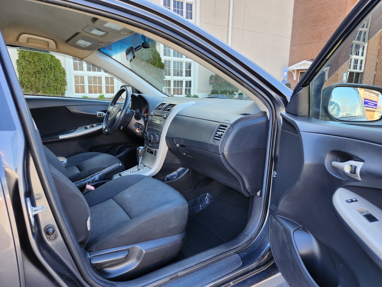 Toyota Corolla Base 5-Speed MT 2010