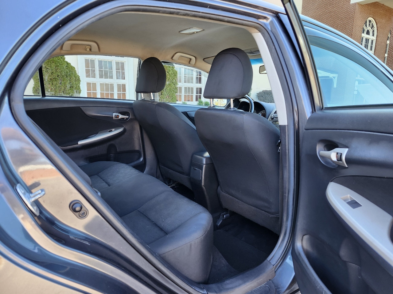 Toyota Corolla Base 5-Speed MT 2010