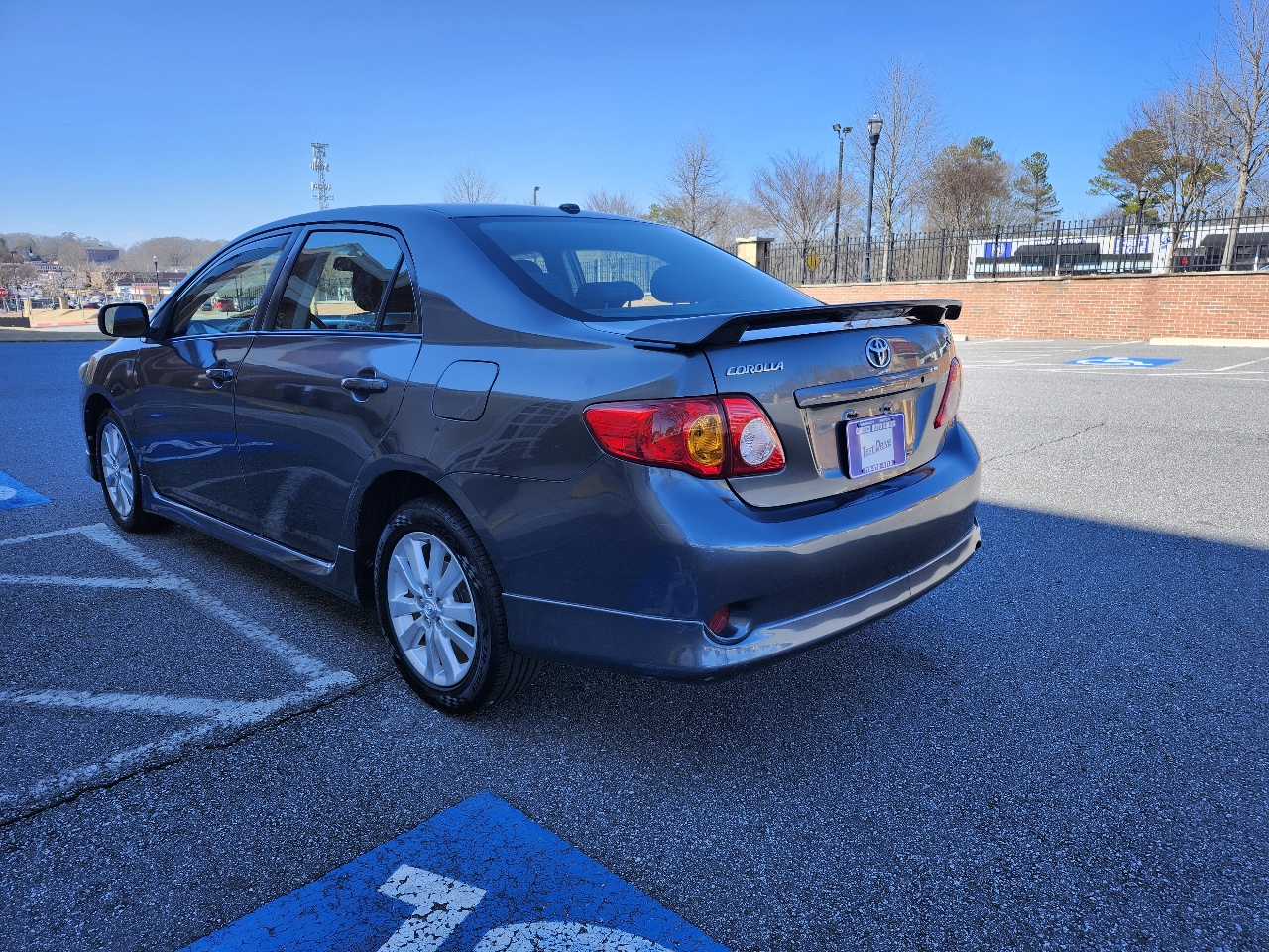 Toyota Corolla Base 5-Speed MT 2010