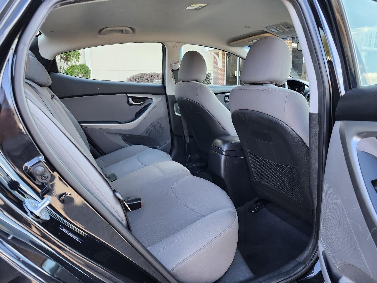 Hyundai Elantra SE 6AT 2016