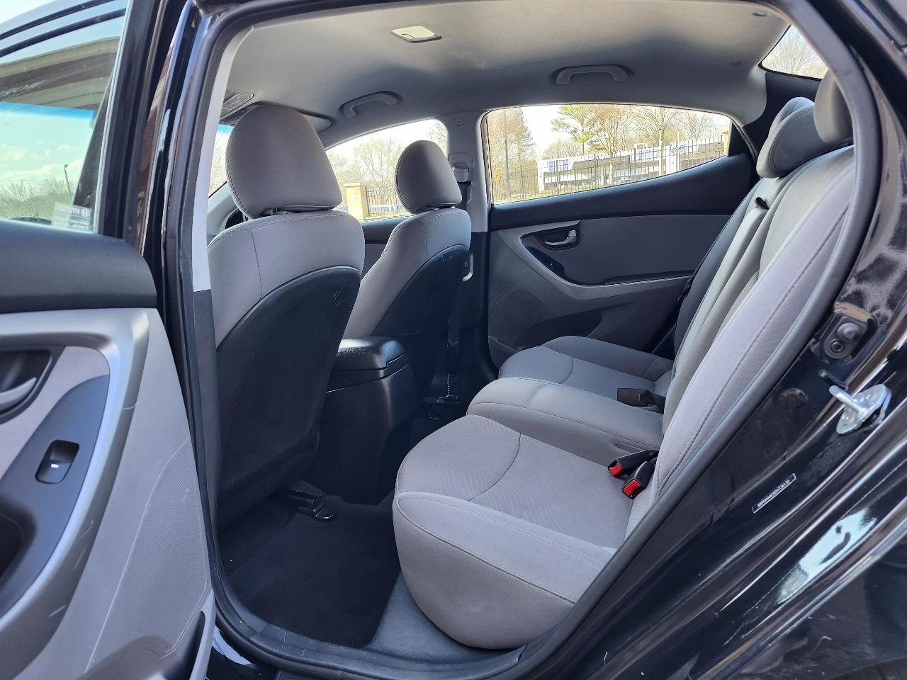 Hyundai Elantra SE 6AT 2016