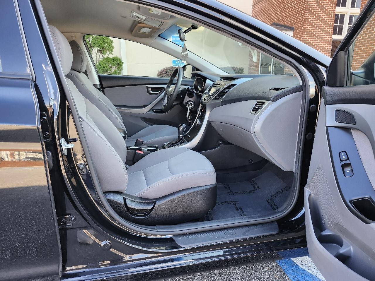 Hyundai Elantra SE 6AT 2016