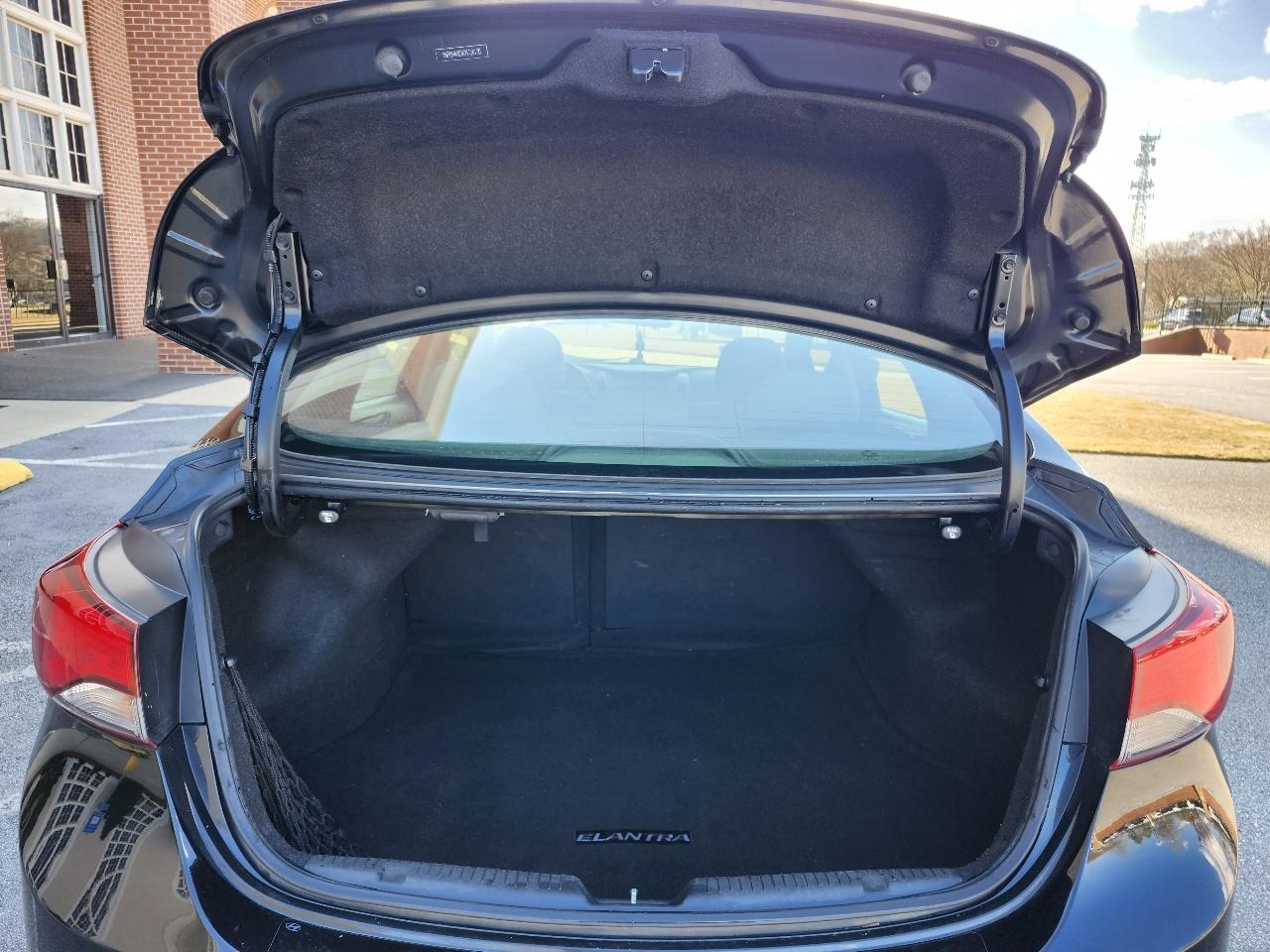 Hyundai Elantra SE 6AT 2016