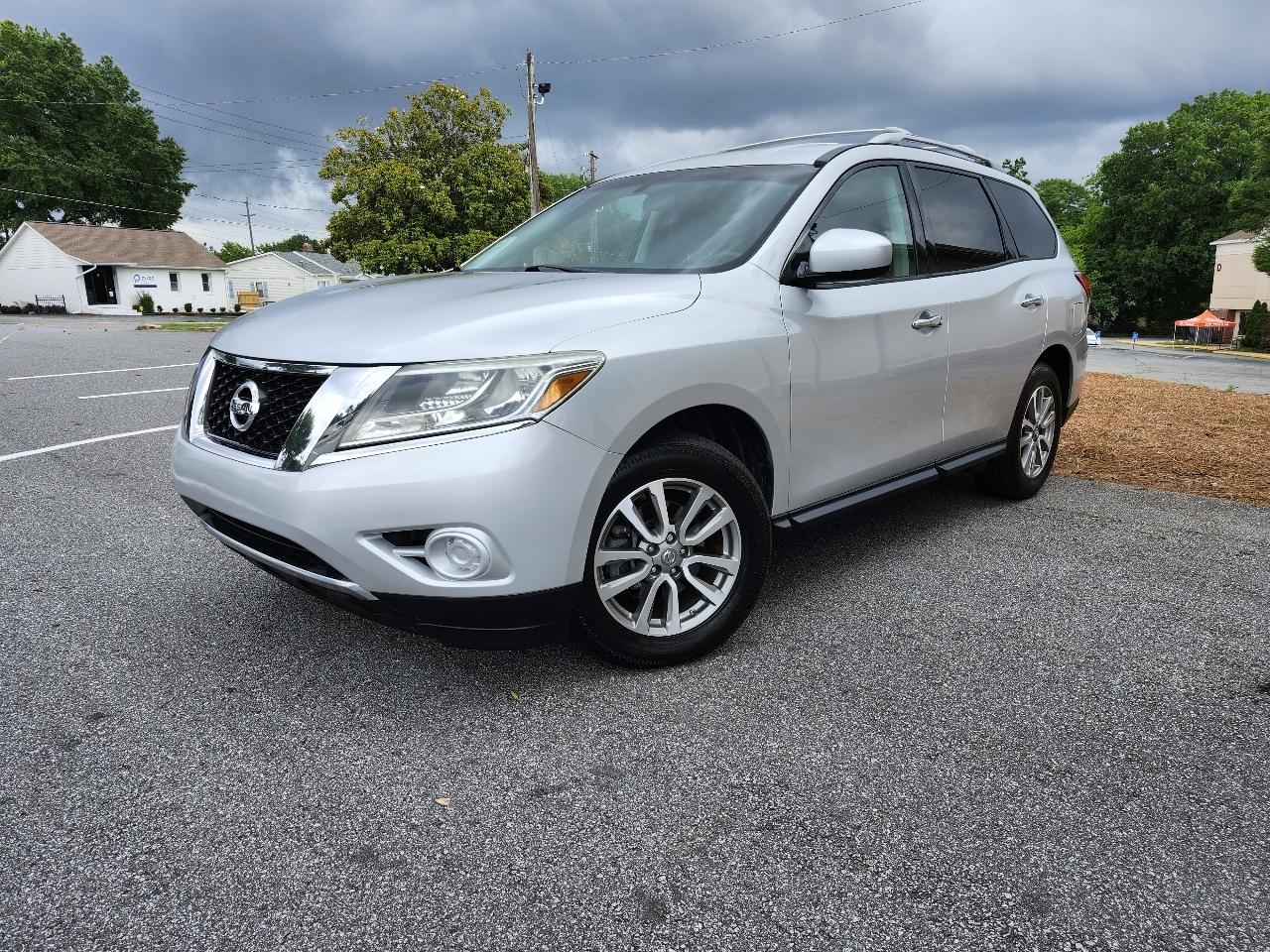 Nissan Pathfinder LE 2WD 2013