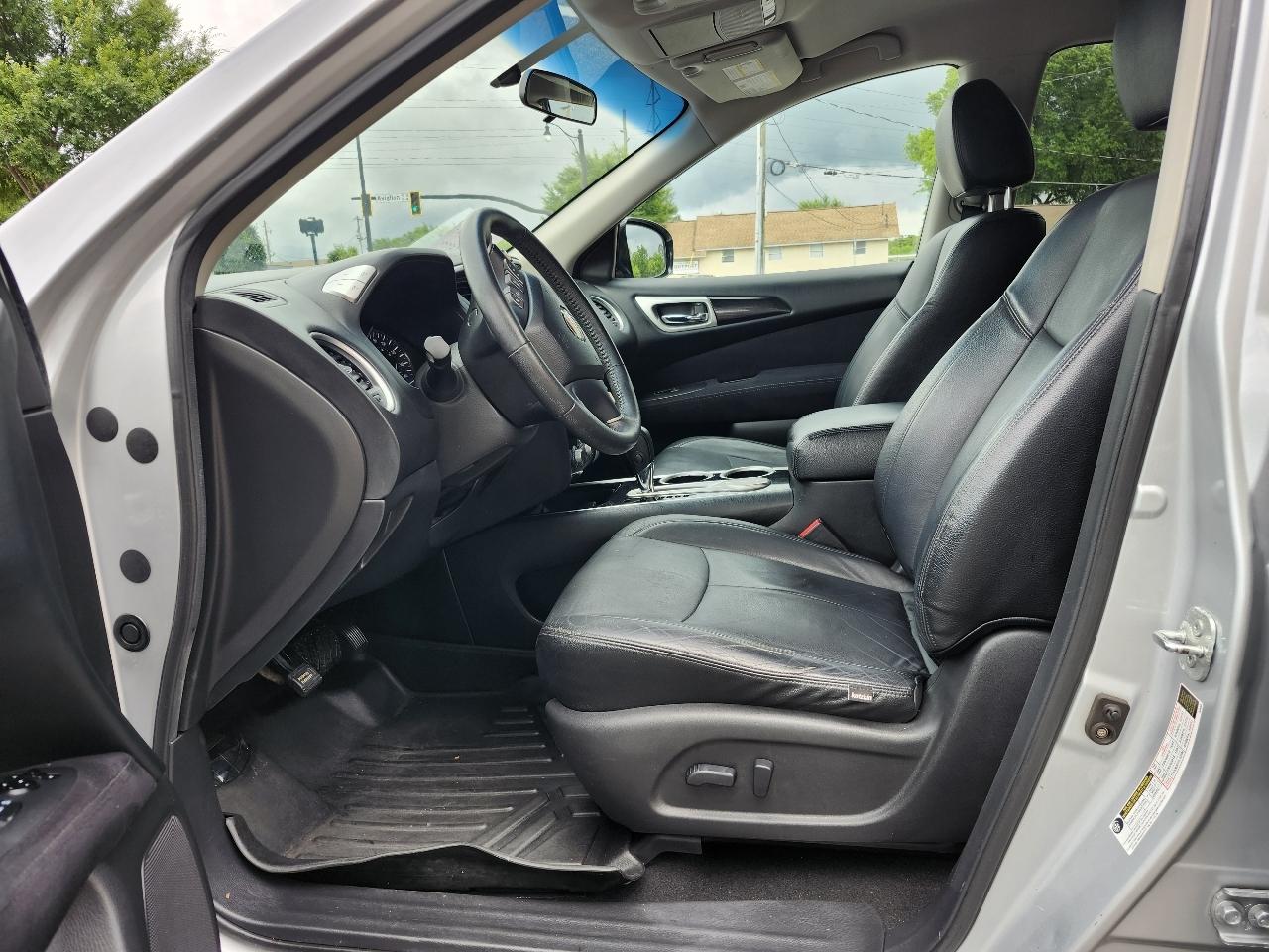 Nissan Pathfinder LE 2WD 2013