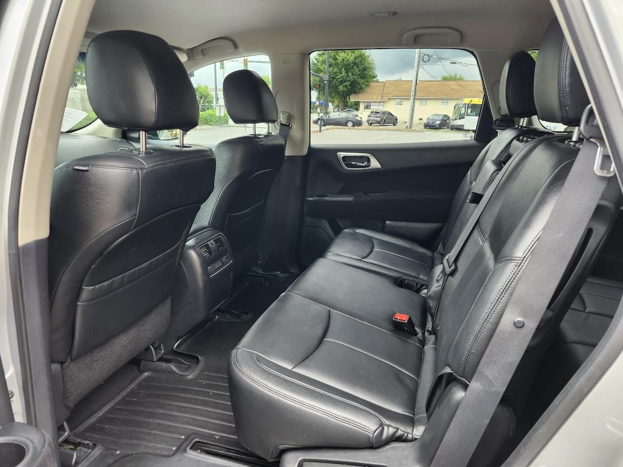Nissan Pathfinder LE 2WD 2013