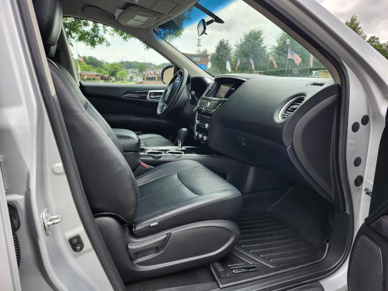 Nissan Pathfinder LE 2WD 2013