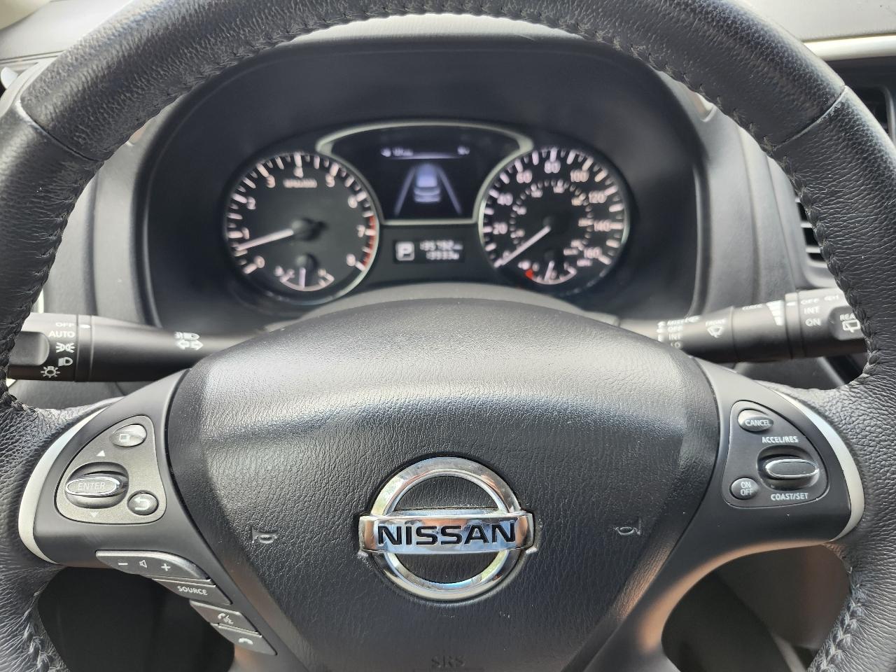 Nissan Pathfinder LE 2WD 2013