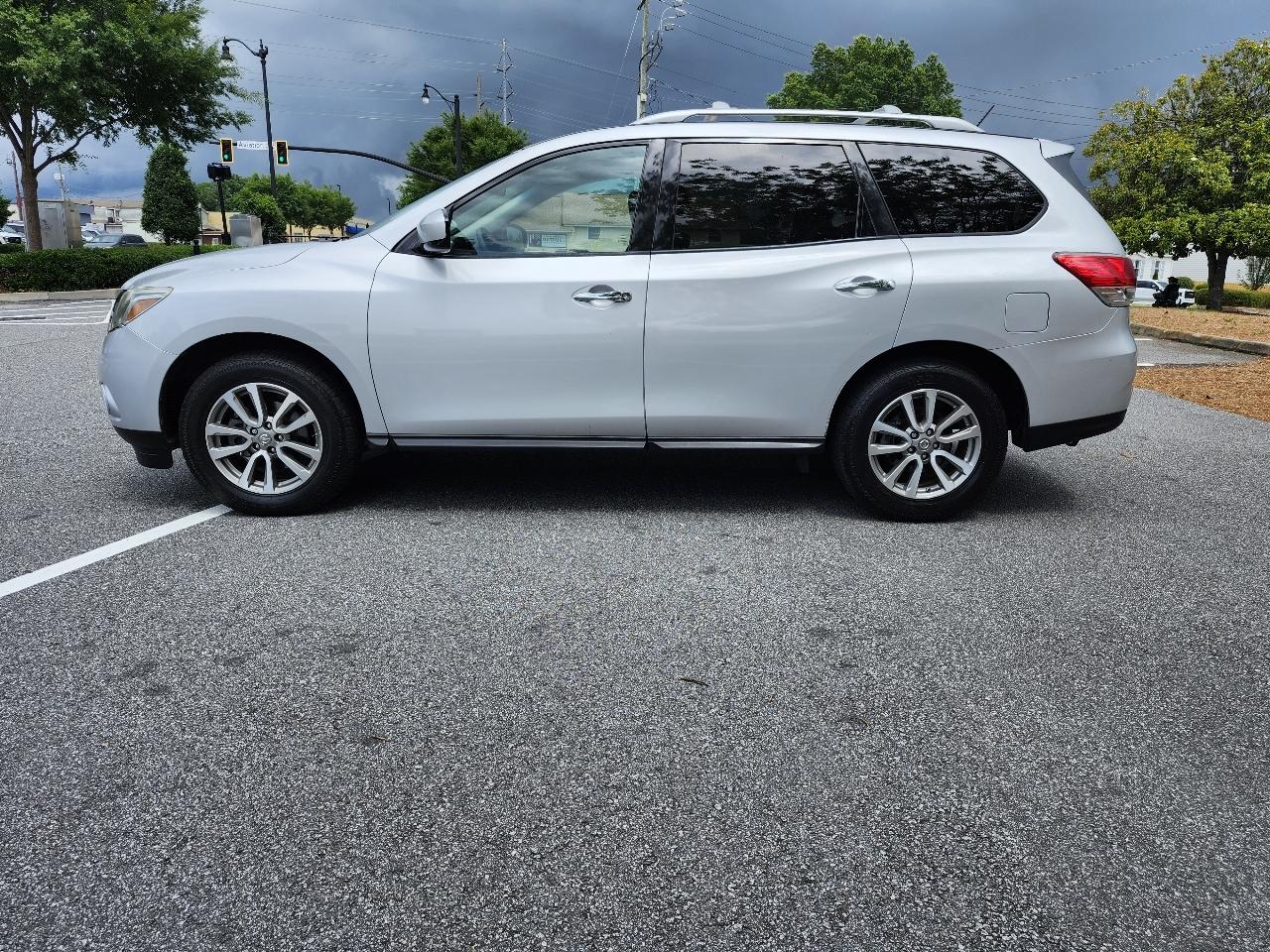 Nissan Pathfinder LE 2WD 2013