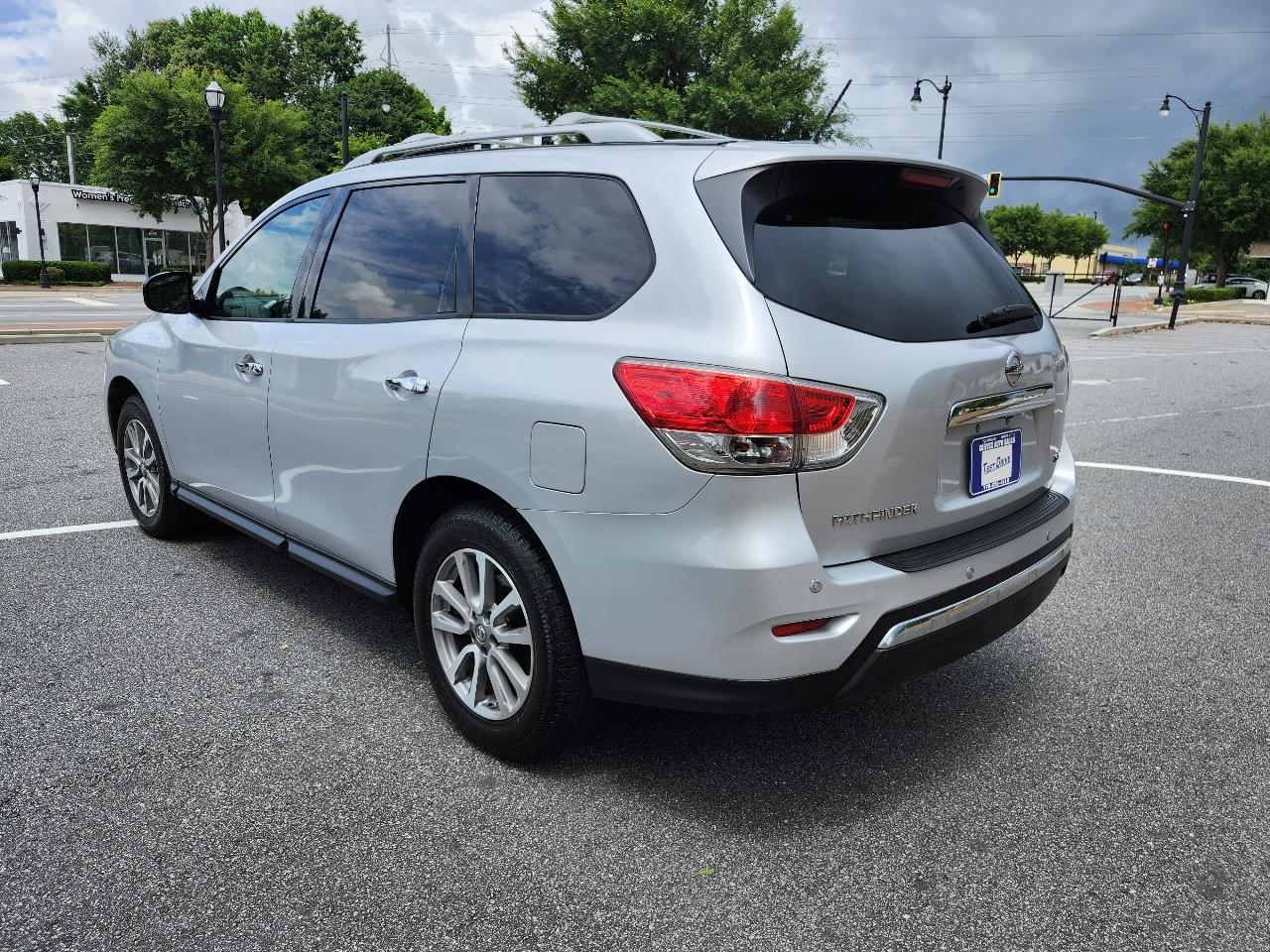 Nissan Pathfinder LE 2WD 2013