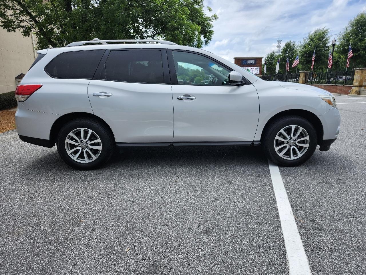 Nissan Pathfinder LE 2WD 2013