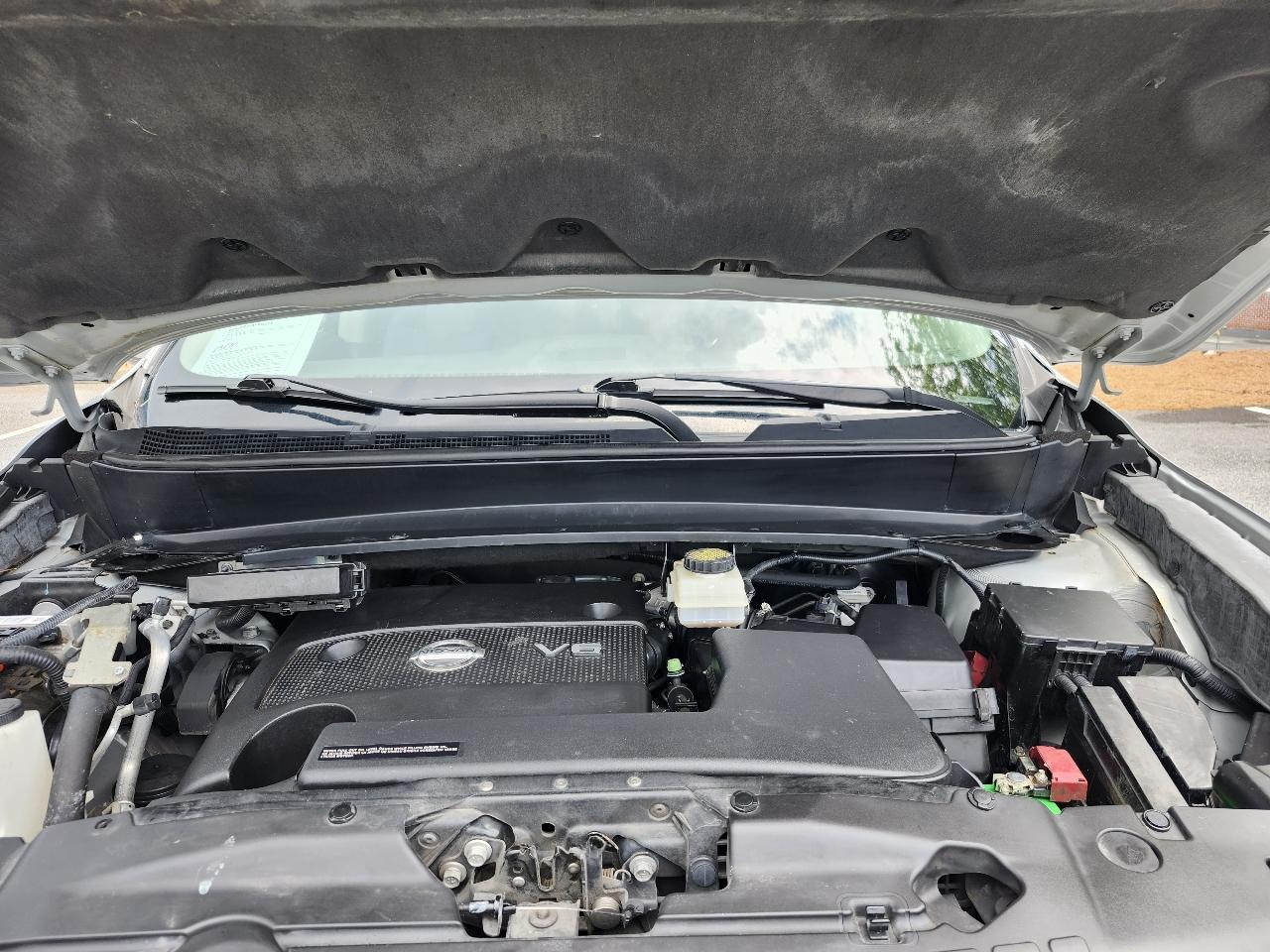 Nissan Pathfinder LE 2WD 2013