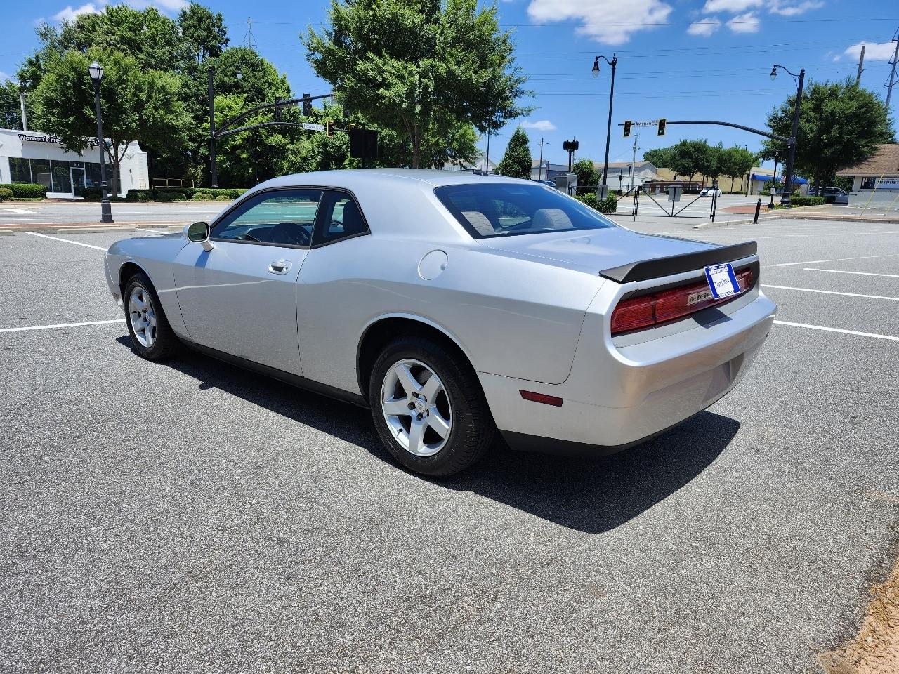 Dodge Challenger SE 2010