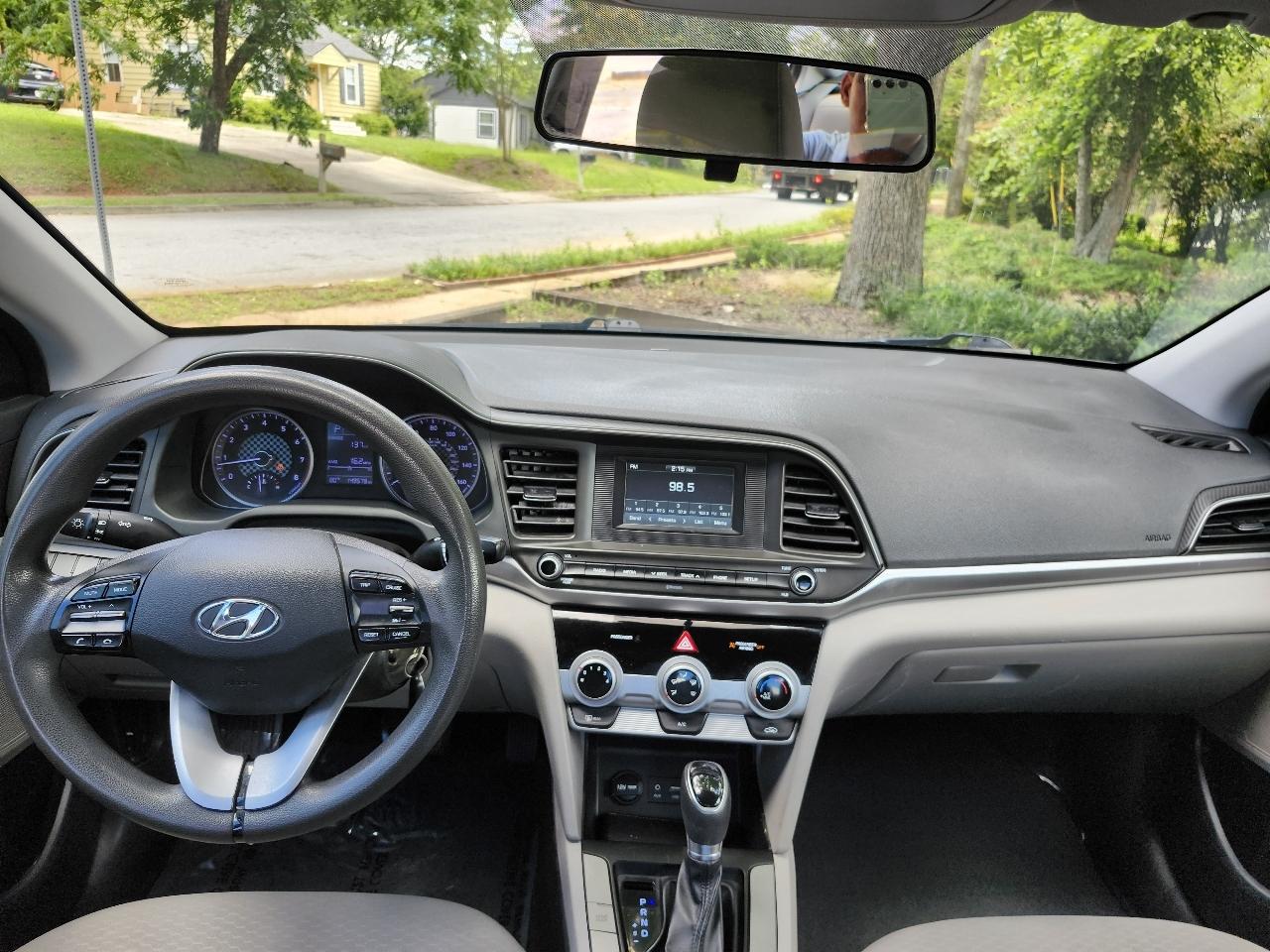 Hyundai Elantra SE 6AT 2019