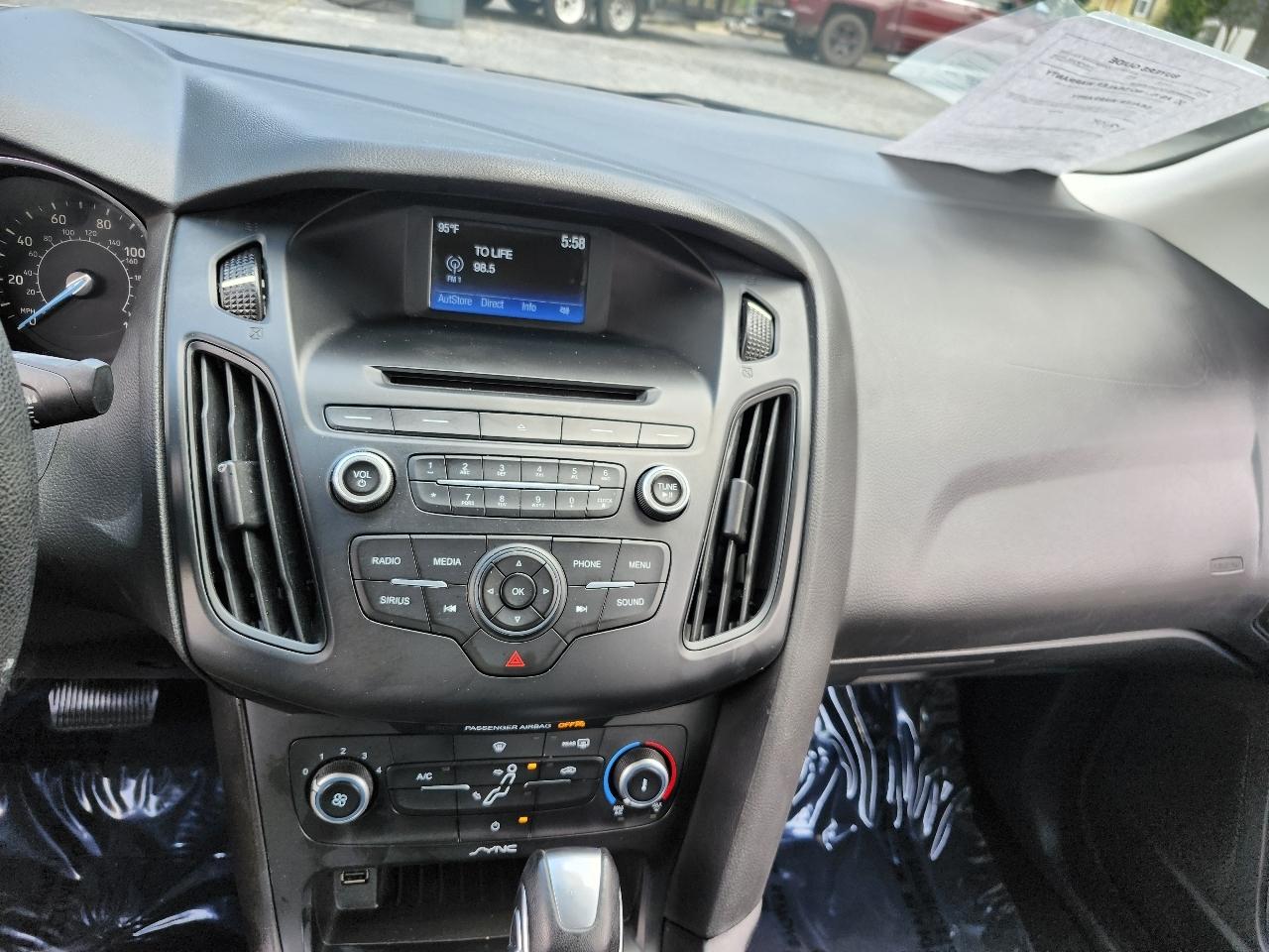 Ford Focus SE Sedan 2016