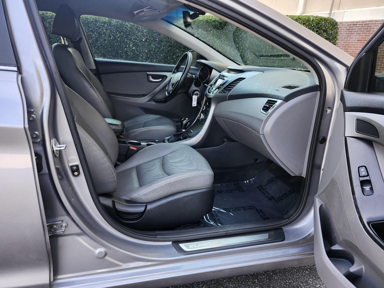 Hyundai Elantra SE 6AT 2015