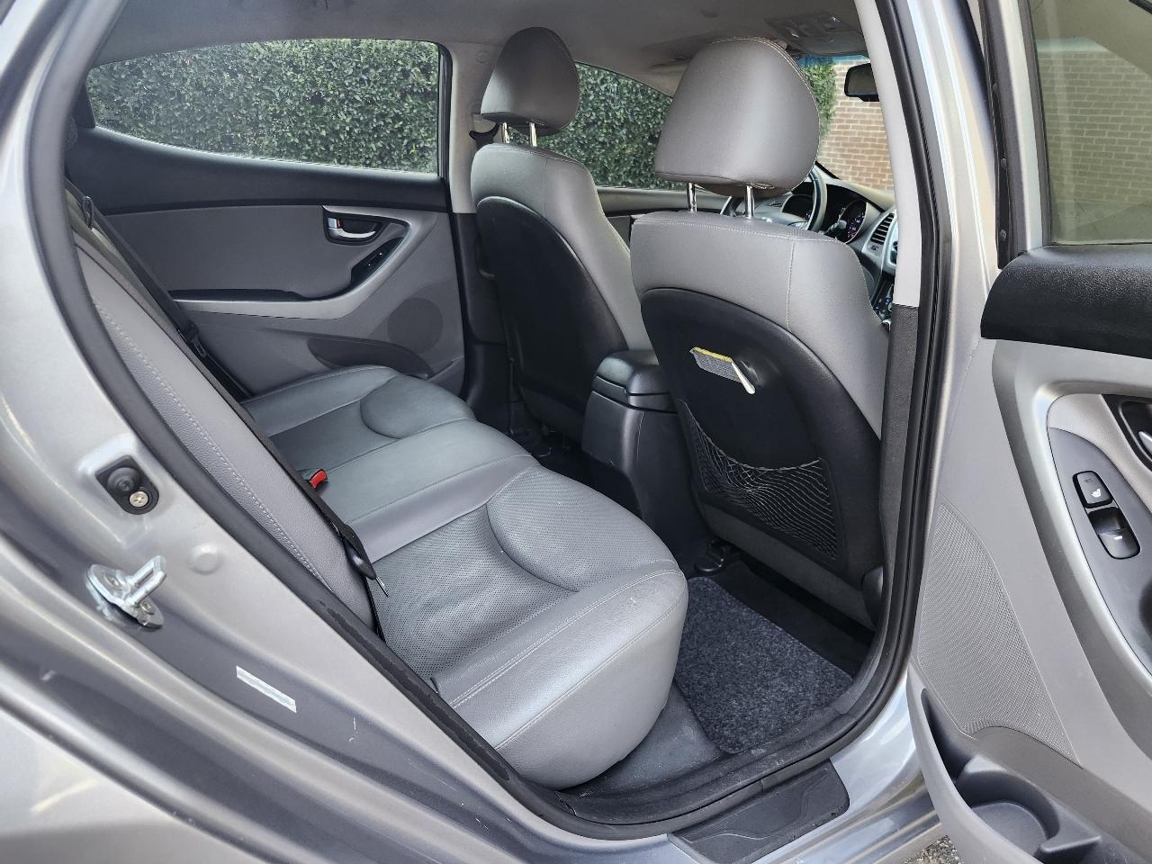 Hyundai Elantra SE 6AT 2015