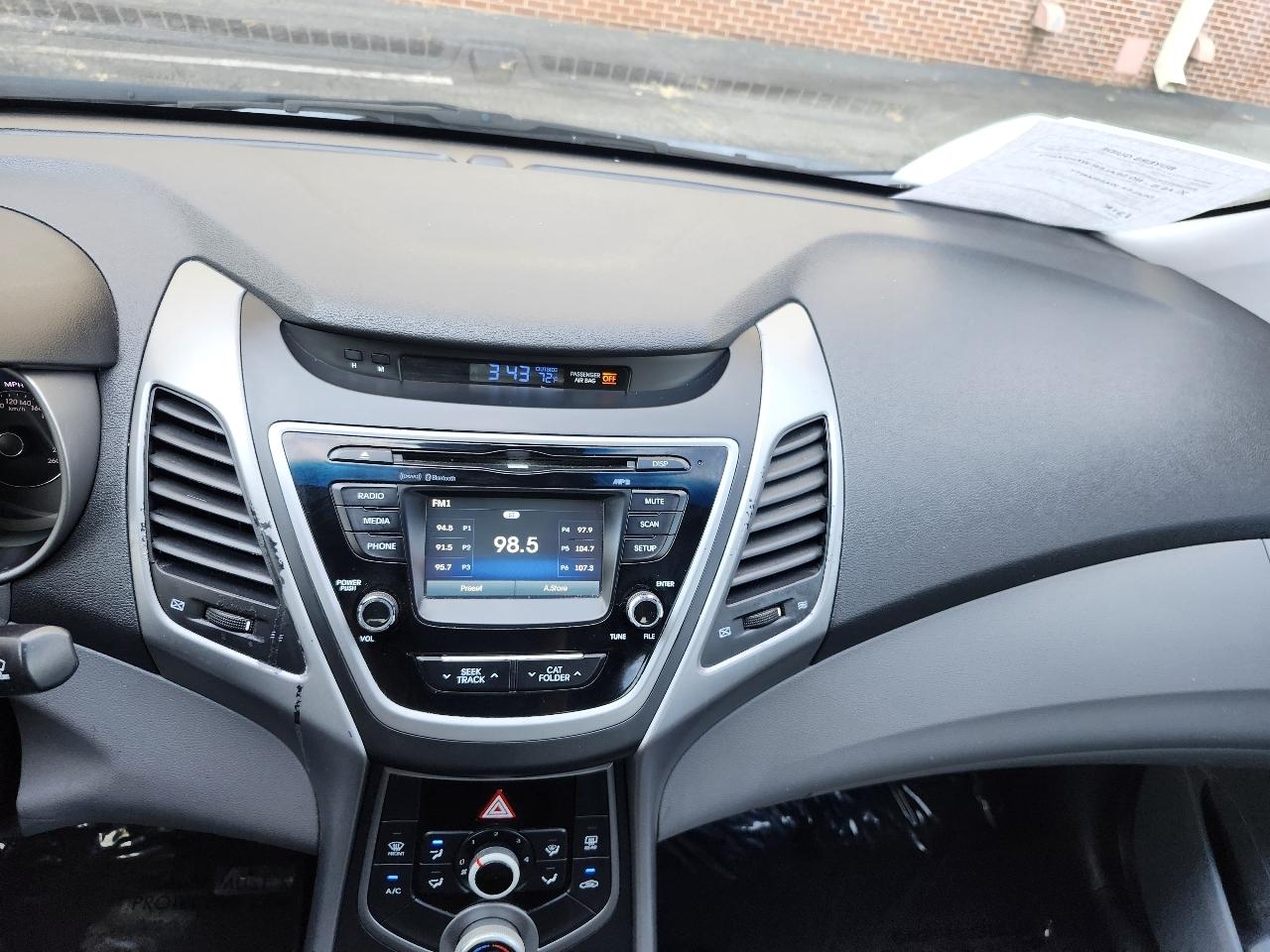 Hyundai Elantra SE 6AT 2015