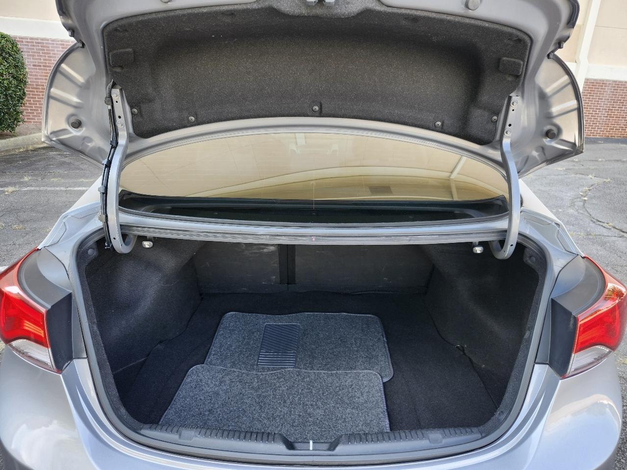 Hyundai Elantra SE 6AT 2015