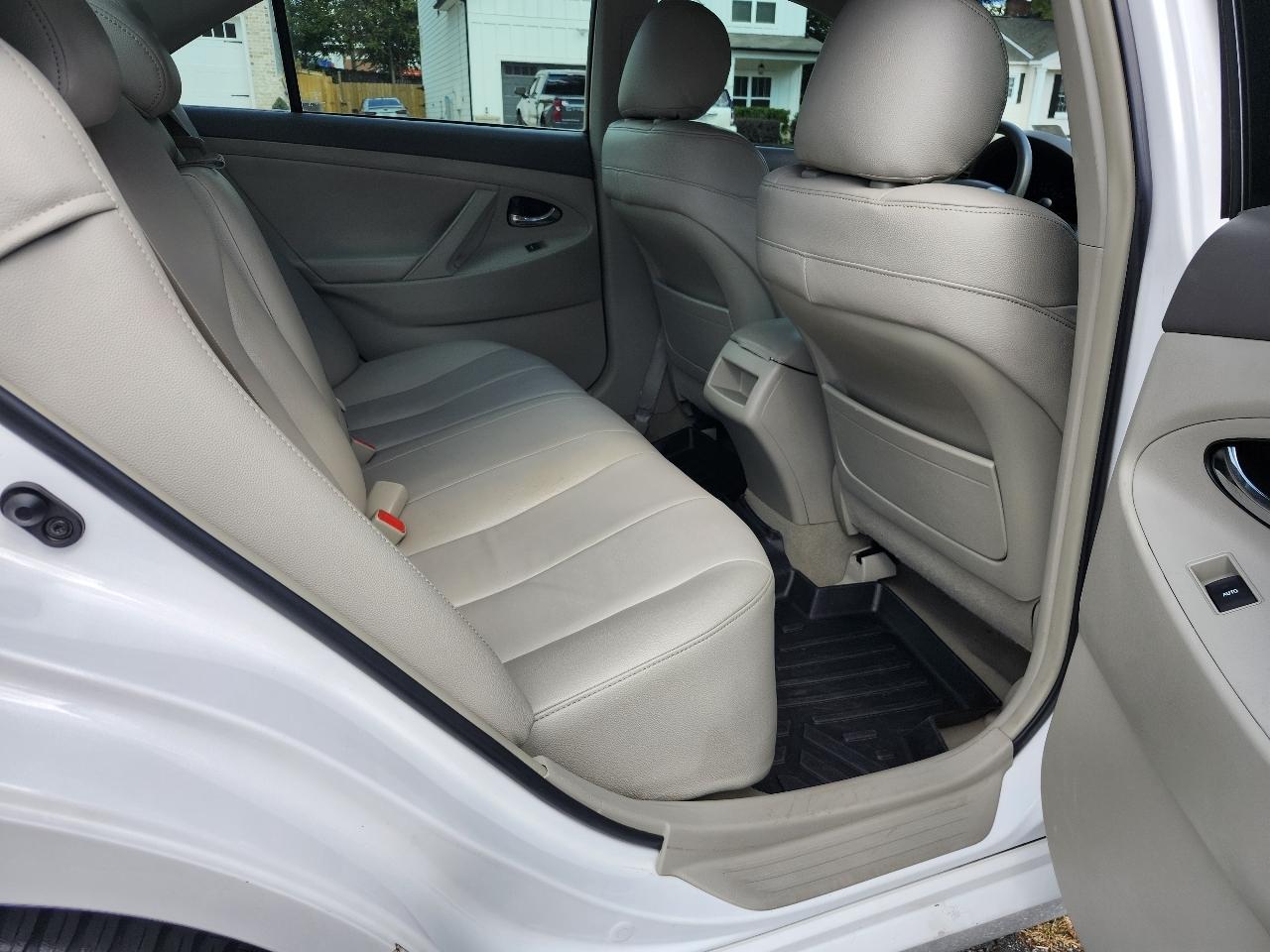 Toyota Camry Base 6-Spd AT 2011