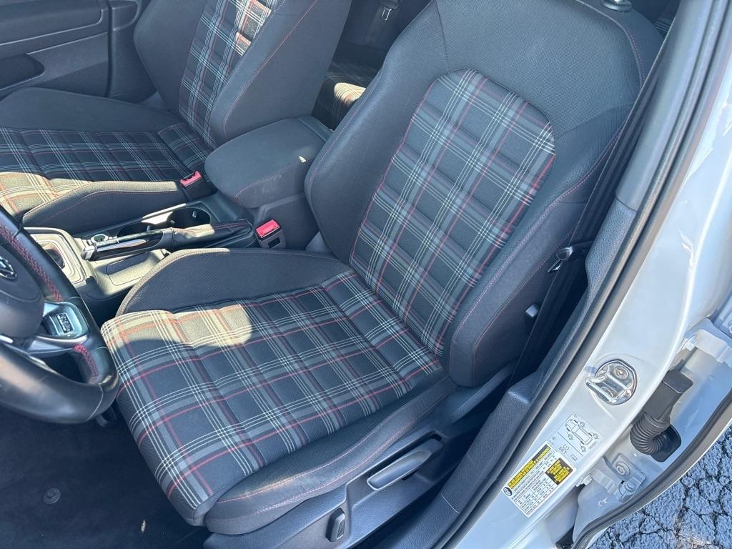 Volkswagen Golf GTI photo 8
