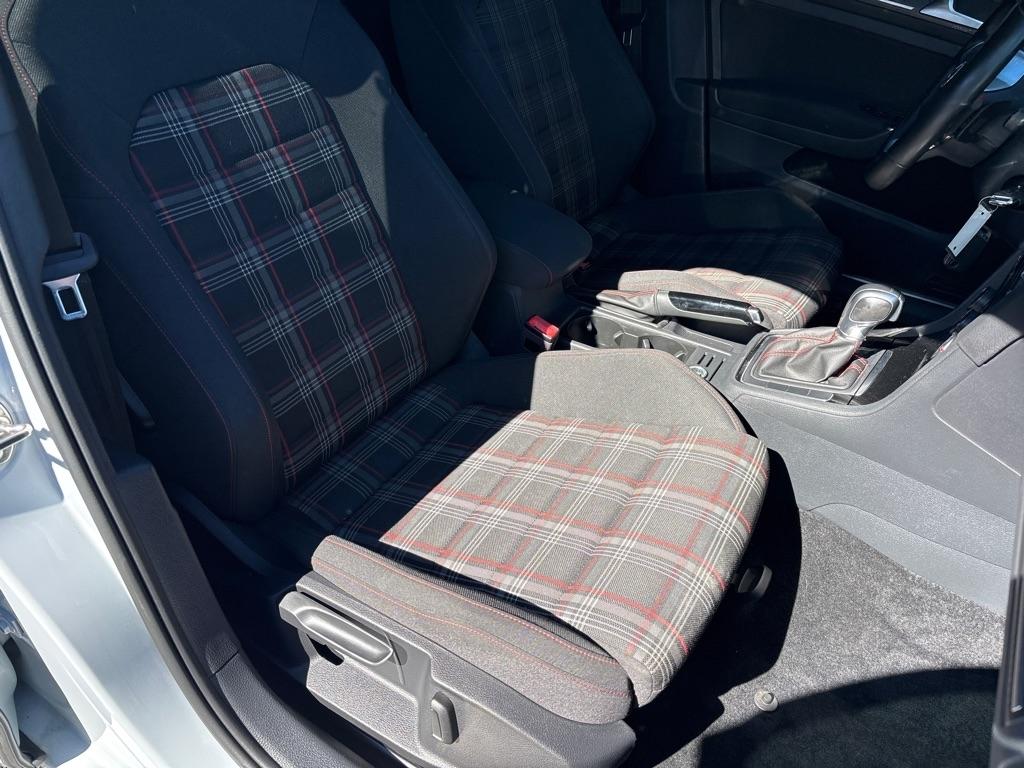 Volkswagen Golf GTI photo 10