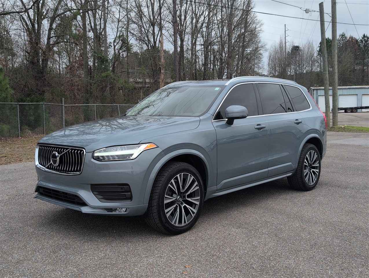 2022 Volvo XC90 Momentum's photo