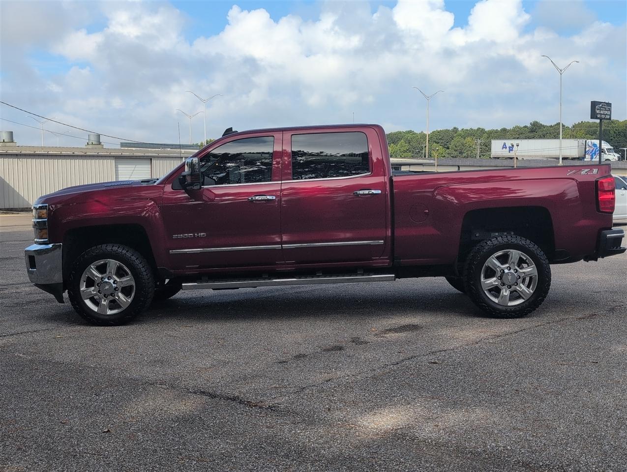 Chevrolet Silverado photo 2